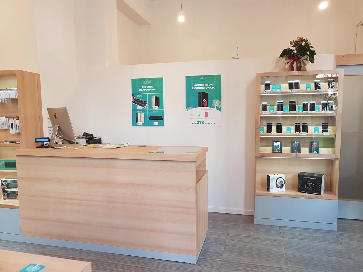 Interno del negozio techScout a Pescara: banco assistenza e dispositivi in esposizione